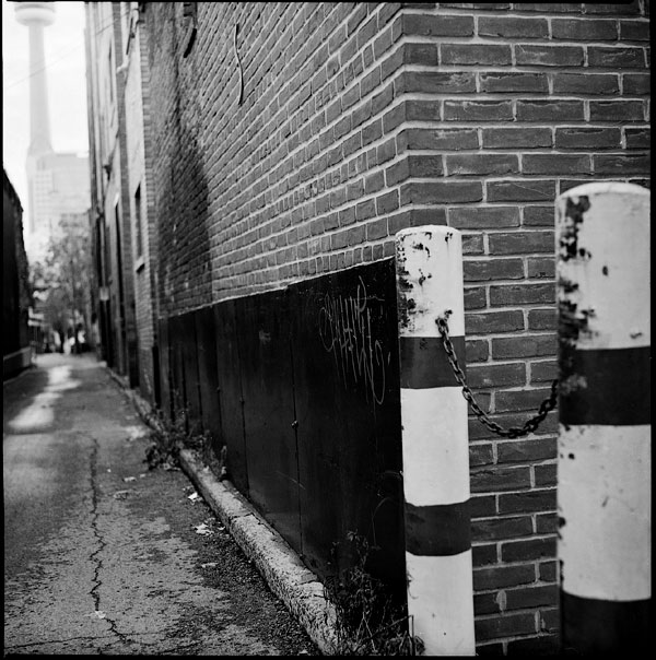 kiev88_alley_poles_cn.jpg